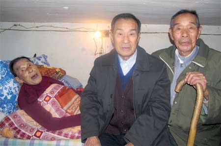 Cai Linsen (right) reunites with his brothers in Shanghai. Cai Yunhui (left) died on December 31. Cai Shouxin (center) still lives in Shanghai.