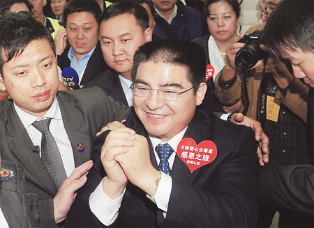 Chen Guangbiao (center), one of the mainland's most prominent philanthropists, arrives on Thursday at a charity event in Hsinchu, a county in northern Taiwan. [Photo/China Daily]