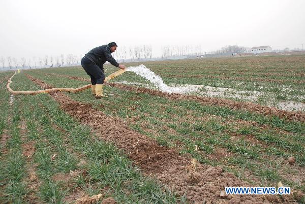  man waters the drought-hit farmland in Jiaozuo, central China&apos;s Henan Province, Jan. 27, 2011.