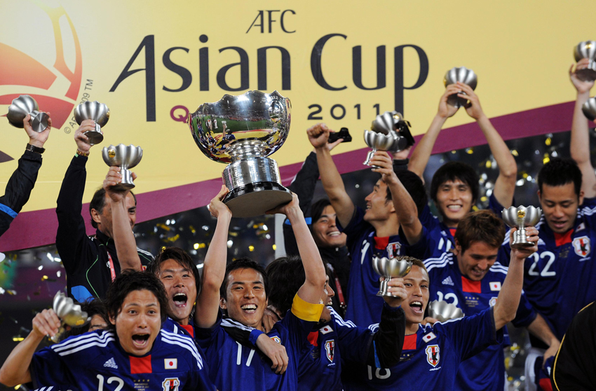 Japan team members celebrate with the AFC Asian Cup trophy after winning the final match against Australia 1-0 in Doha, Qatar, Saturday, Jan. 29, 2011. [Photo/Xinhua]