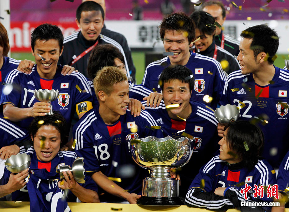 Japan team members celebrate with the AFC Asian Cup trophy after winning the final match against Australia 1-0 in Doha, Qatar, Saturday, Jan. 29, 2011. [Photo/Chinanews.com]