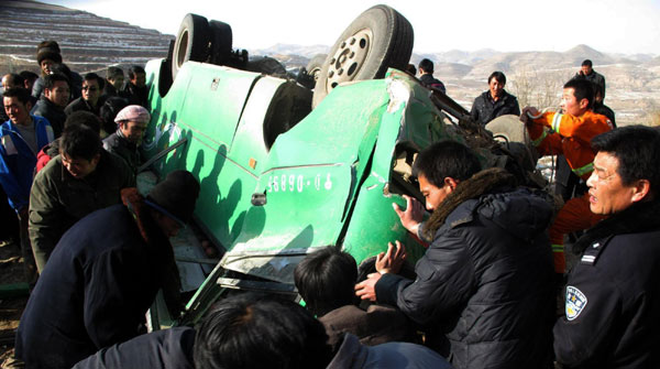 Rescuers search for survivors after a bus fell into a ravine in Xiji county, Northwest China&apos;s Ningxia Hui autonomous region, Jan 29, 2011. Eleven people died and 22 others were injured, said local authorities.[Photo/Xinhua]