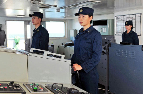 Photo taken on Jan 25, 2011 shows female soldier Chen Chen (C) is on duty on the Chinese supplying ship &apos;Qiandaohu&apos;. [Photo/Xinhua] 