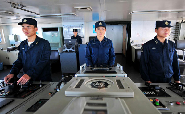 Photo taken on Jan 25, 2011 shows female soldier Chen Chen (C) is on duty on the Chinese supplying ship &apos;Qiandaohu&apos;. [Photo/Xinhua]