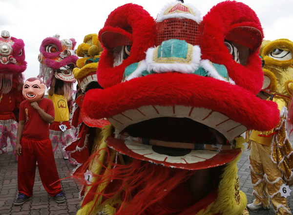 Participants wait to perform during the first lion dance competition held to celebrate the upcoming Chinese New Year in Manila Jan 29, 2011. Some 12 competing &apos;lions&apos; from different lion dance troupes joined in the activity which aims to promote Metro Manila as a tourist destination. [China Daily/Agencies] 