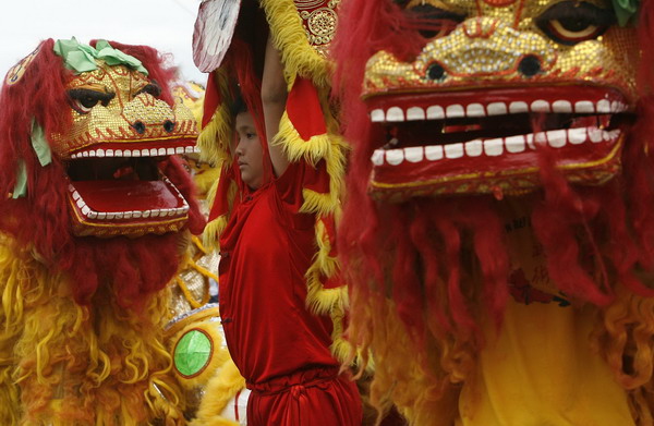 A participant waits to perform during the first lion dance competition held to celebrate the upcoming Chinese New Year in Manila Jan 29, 2011. [China Daily/Agencies]