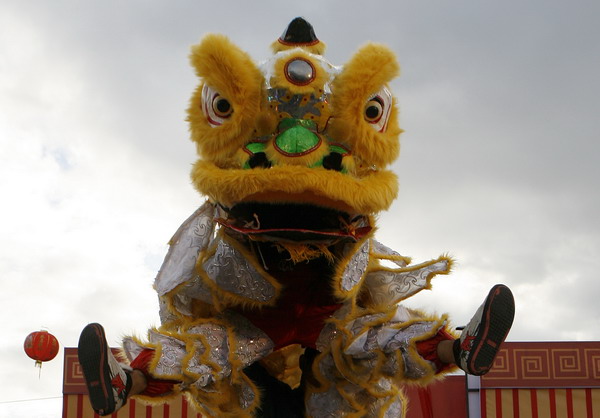 A participant performs during the first lion dance competition held to celebrate the upcoming Chinese New Year in Manila Jan 29, 2011. [China Daily/Agencies]