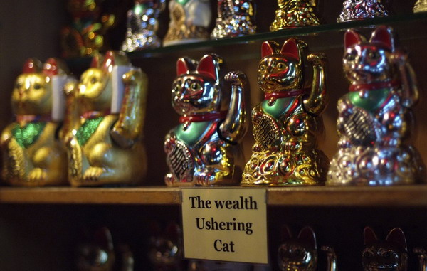 Rows of &apos;Maneki Neko&apos;, also known as Fortune Cats, are displayed for sale during the Lunar New Year bazaar in Singapore&apos;s Chinatown Jan 28, 2011. The raised left paw symbolises the welcome of good fortune and wealth. [China Daily/Agencies]