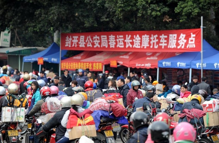 A photo taken on Jan 27 2011 in Zhaoqing City, Guangdon Province shows a group of migrant workers ride motorcycles back to their hometown for Spring Festival. [Photo/Sina]