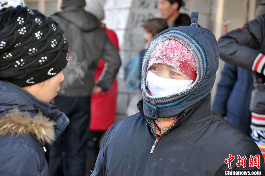 A woman is seen at -44.5℃ outdoor in in Yakeshi, Inner Mongolia of China, January 29, 2011. [Photo/Chinanews.com]