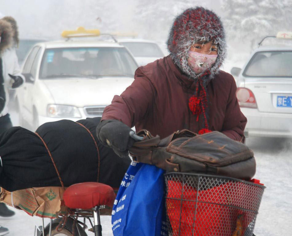 A woman is seen at -46.6℃ outdoor in in Yakeshi, Inner Mongolia of China, January 15, 2011. [Photo/CFP] 