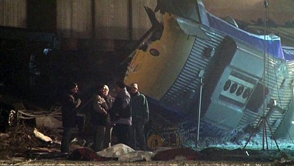 Rescue workers stands beside bodies of casualties after a train crash in Hordorf near Oschersleben, eastern Germany, Jan 30, 2011. [Xinhua/Reuters]