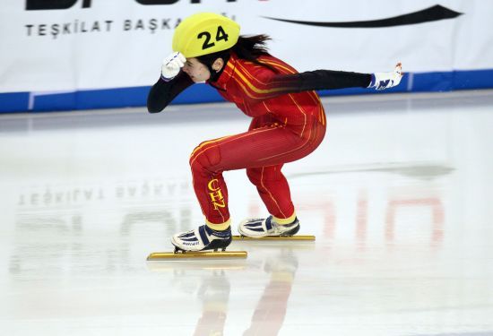 Kong Xue won the first gold medal for China at the women's 500m short-track speed skating on Saturday at the 25th World Winter University Games in Erzurum, Turkey.