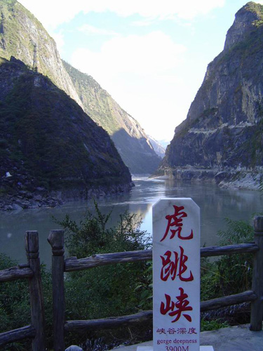 Tiger Leaping Gorge lies between the Jade Dragon Snow Mountain and Haba Snow Mountain. [ynstreet.cn]