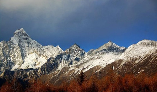 Siguniang Mountain stands between Xiaojin County and Wenchuan County in the Aba Tibetan and Qiang Autonomous Prefecture. [77sc.com]