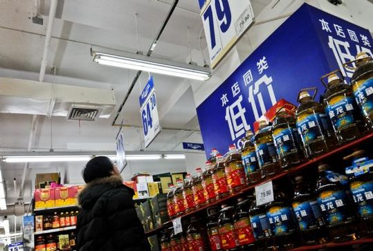 A customer views the products labeled low price at the Carrefour Guangqumen Store in Beijing, capital of China, Jan. 27, 2011. [Xinhua] 
