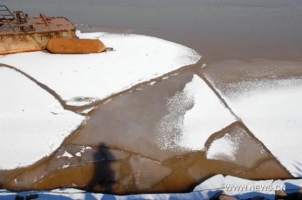 Photo taken on Jan. 29, 2011 shows ice of Luokou section of Yellow River in Jinan, east China&apos;s Shandong Province. The frozen part of the Yellow River in Shandong has surpassed 300 kilometers. [Xinhua]