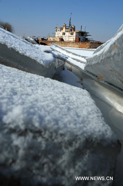 Photo taken on Jan. 29, 2011 shows ice of Luokou section of Yellow River in Jinan, east China&apos;s Shandong Province. The frozen part of the Yellow River in Shandong has surpassed 300 kilometers. [Xinhua]