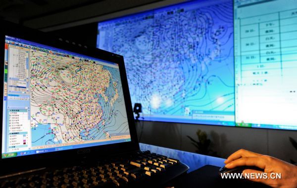 An analyst studies a meteorological map in Beijing Meteorological Bureau in Beijing, capital of China, Jan. 29, 2011. Beijing breaked a 60-year record for the latest date for its first snowfall of the season on Saturday. Since 1951, the latest record of the first snowfall in Beijing was in 1984, when it arrived on Jan. 29. [Xinhua] 