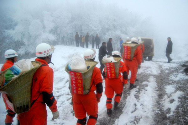 Chinese firemen carry supplies to farmers stranded in icy weather and snow in a remote, mountainous region in Weining in Southwest China&apos;s Guizhou province on Jan 28. A commando of 30 firemen carried packed baskets on their backs to residents in regions too difficult to access by vehicle ahead of the Spring Festival, China’s lunar New Year holiday. [Photo/Xinhua] 