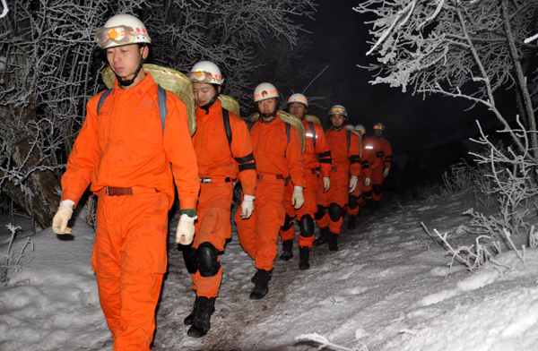 Chinese firemen carry supplies to farmers stranded in icy weather and snow in a remote, mountainous region in Weining in Southwest China&apos;s Guizhou province on Jan 28. A commando of 30 firemen carried packed baskets on their backs to residents in regions too difficult to access by vehicle ahead of the Spring Festival, China’s lunar New Year holiday