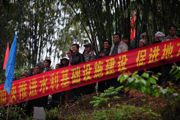 A file photo taken on April 5, 2010, shows people celebrating at a ceremony to mark the start of construction of a water project in Pantu village of Dahua Yao ethnic autonomous county in South China&apos;s Guangxi Zhuang autonomous region. [Xinhua]