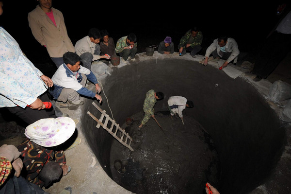 This file photo taken on March 28, 2010, shows people of Bala Yao ethnic township building a cistern in Tian&apos;e county, South China&apos;s Guangxi Zhuang autonomous region. The area suffered a severe drought from August 2009 until April 2010. [Xinhua] 