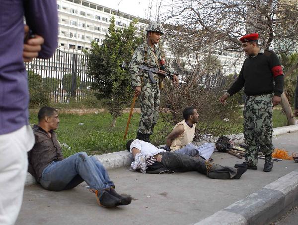 Soldiers arrest looters on the street in Cairo, Egypt, on Jan. 30, 2011. Security was tightened as looters have moved into the downtown commercial district in Cairo. [Xinhua] 