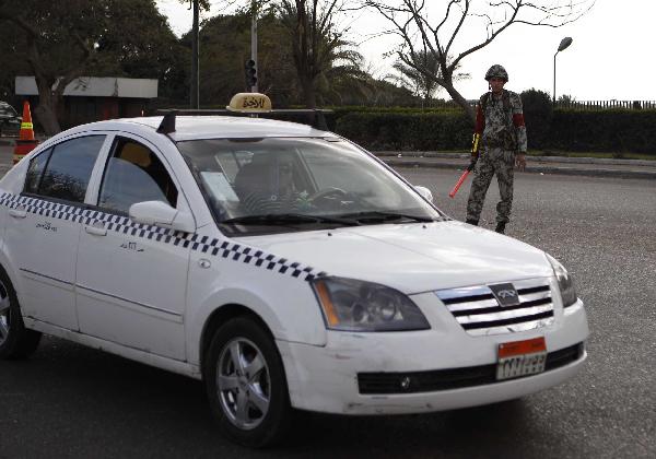 Soldiers check vehicles on the street in Cairo, Egypt, on Jan. 30, 2011. Security was tightened as looters have moved into the downtown commercial district in Cairo. [Xinhua]