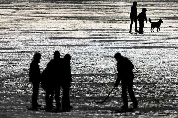 People enjoy the frozen Lac de Joux lake at Le Pont in the Jura region in western Switzerland, Jan 30, 2011. [China Daily/Agencies]