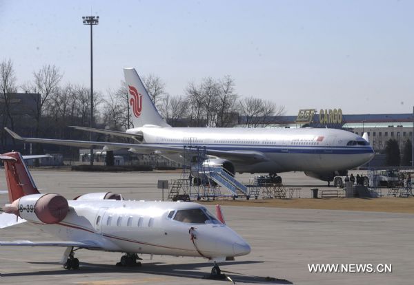 Photo taken on Jan. 31, 2011 shows an Airbus A330 chartered plane (back) at an airport in Beijing, capital of China. The chartered plane, which is able to carry 265 passengers, took off at 11:30 a.m. Monday, to evacuate Chinese citizens stranded in Cairo. Some 500 Chinese citizens were stranded at the airport in Cairo.[Ma Ruzhuang/Xinhua]