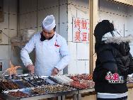 Beijing's traditional snack foods are irresistible to visitors to the Chinese capital. Their names alone are enough to entice the curious diner, with local specialties including, ludagun (驴打滚donkey roll about), wandouhuang (豌豆黄pea yellow), aiwowo (艾窝窝), tang'erduo (糖耳朵sugar ear), and hama tumi (蛤蟆吐蜜toad spit honey). Some of these snack foods have existed for 600 years. [Photo by Liu Yi]