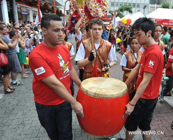 People perform the traditional Chinese drum in the plaza of Liberty in Sao Paulo, Brazil, Jan. 29, 2011. Overseas Chinese in Sao Paulo celebrate the upcoming Chinese Lunar New Year in recent days. 
