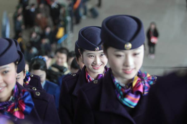 Attendants for the G6024 train heading out from Guangzhou South Station starts their shift in Guangzhou, South China&apos;s Guangdong province, Jan 25, 2011. [Photo/Xinhua]