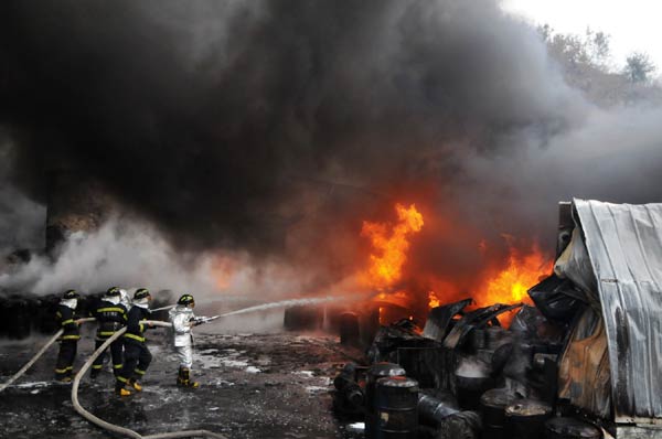 Firefighters try to extinguish a fire at a factory warehouse in Shiyan, Central China&apos;s Hubei province, Jan 26, 2011. No casualties were reported. [Photo/Xinhua] 