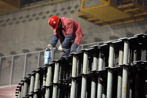 A worker is busy at a construction site of an underground power house in Three Gorges Dam in Yichang, Central China&apos;s Hubei province, Jan 30, 2011. [Photo/Xinhua]