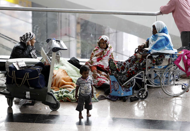 People wait for flight at Cairo International Airport on January 31, 2011 in Cairo, Egypt. [Photo/Xinhua] 