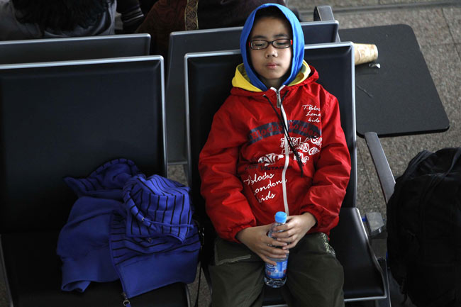 People wait for flight at Cairo International Airport on January 31, 2011 in Cairo, Egypt. [Photo/Xinhua] 