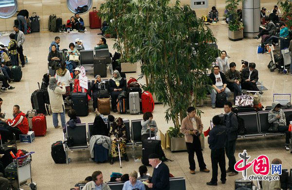 People wait for flight at Cairo International Airport on January 31, 2011 in Cairo, Egypt. [Photo/CFP]