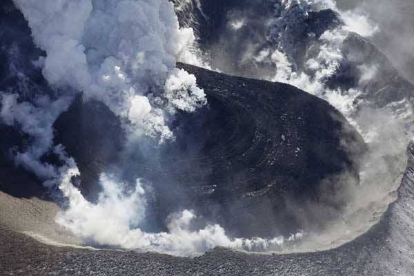 Dome of lava is seen at a eruptive crater at Shinmoedake peak between Miyazaki and Kagoshima prefectures January 31, 2011. More than 1,000 people in southern Japan have been urged to evacuate as a volcano picked up its activities, spewing ashes and small rocks into air and disrupting airline operations, a municipal official said on Monday. [Xinhua/Reuters]