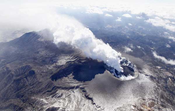 An aerial view shows Shinmoedake peak erupting between Miyazaki and Kagoshima prefectures January 31, 2011. More than 1,000 people is southern Japan have been urged to evacuate as a volcano picked up its activities, spewing ashes and small rocks into air and disrupting airline operations, a municipal official said on Monday. [Xinhua/Reuters]