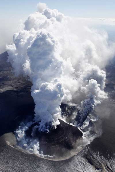 Dome of lava is seen at a eruptive crater at Shinmoedake peak between Miyazaki and Kagoshima prefectures January 31, 2011. More than 1,000 people is southern Japan have been urged to evacuate as a volcano picked up its activities, spewing ashes and small rocks into air and disrupting airline operations, a municipal official said on Monday. [Xinhua/Reuters]
