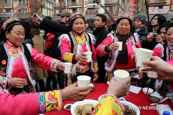 [Local residents hold a grand public banquet to celebrate the coming Spring Festival in Yingxiu Town of Wenchuan County, southwest China's Sichuan Province, Jan. 31, 2011. [Chen Kai/Xinhua]