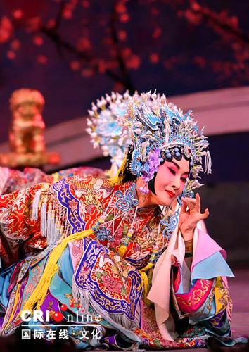 In the opera 'Drunken Royal Concubine', the well-known artist Wen Ruhua fully demonstrates Concubine Yang's sadness and gentleness.