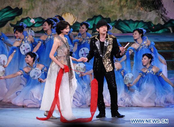 Singer Jay Chou (R) and actress Lin Chiling perform during a rehearsal of the Spring Festival Gala Evening at China Central Television (CCTV) in Beijing, capital of China, Jan. 31, 2011.