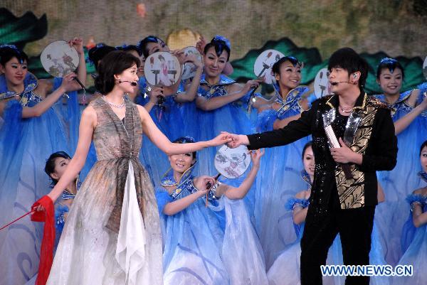 Singer Jay Chou (R) and actress Lin Chiling perform during a rehearsal of the Spring Festival Gala Evening at China Central Television (CCTV) in Beijing, capital of China, Jan. 31, 2011.