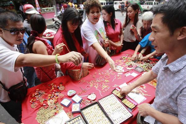 Residents buy jewellery and Chinese ornaments sold on a sidewalk for the upcoming Chinese New Year along a busy street in Manila's Chinatown February 1, 2011.