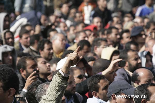 Egyptian demonstrators gather at the Tahrir square in Cairo, capital of Egypt, Feb. 2, 2011. Clashes broke out on Wednesday in the main square of Cairo between supporters and opponents of beleaguered President Hosni Mubarak, according to media reports.
