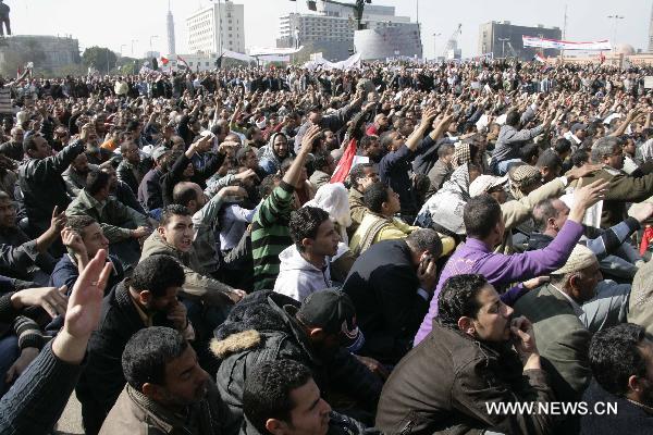 Egyptian demonstrators gather at the Tahrir square in Cairo, capital of Egypt, Feb. 2, 2011. Clashes broke out on Wednesday in the main square of Cairo between supporters and opponents of beleaguered President Hosni Mubarak, according to media reports.