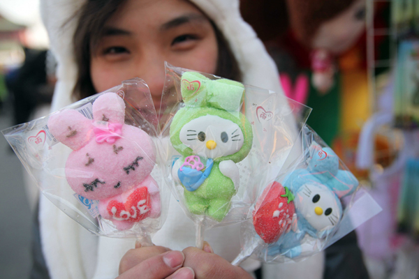  The Spring Festival cultural temple fair is held in Ditan Park, Beijing, capital of China, Feb. 2, 2011. Variety of goods related to bunny are well received by visitors at temple fairs kicked off in Beijing on Wednesday, the Chinese Lunar New Year's Eve. [Xinhua photo] 